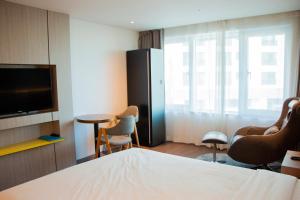 TV a/nebo společenská místnost v ubytování The First70 Hotel