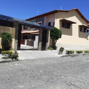 a building with a cobblestone street in front of it at Casa agradável in Cabo Frio