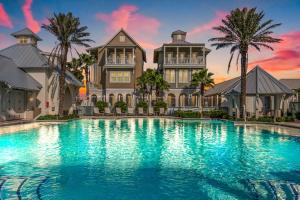 una gran piscina frente a una casa en Palmilla Beach Resort Building 136 Unit 301, en Port Aransas