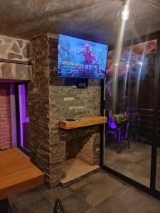 Una televisión o centro de entretenimiento en Cabañas San Marcos
