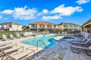 a swimming pool with chaise lounge chairs and a resort at Retreat Magic in Orlando