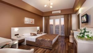 ein Hotelzimmer mit einem Bett und einem Tisch in der Unterkunft Club Paradiso Hotel & Resort in Alanya