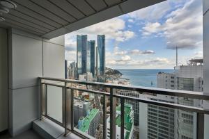 a balcony with a view of the ocean at Lavi De Atlan Hotel 2 in Busan
