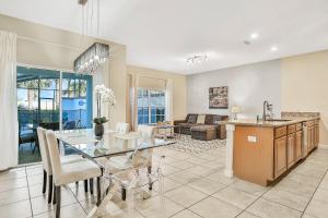 een keuken en woonkamer met een tafel en stoelen bij Endless Magic in Kissimmee