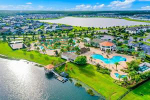 een luchtzicht op een resort op het water bij Endless Magic in Kissimmee