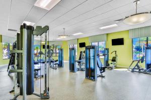 een sportschool met rijen loopbanden en fitnessapparaten bij Endless Magic in Kissimmee