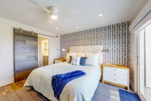 a bedroom with a large bed with a blue blanket at Sandpiper 95096 in Fernandina Beach