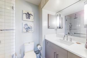 Ένα μπάνιο στο Oceanfront townhouse with ocean views, central AC, WiFi, & outdoor pool +19 φωτογραφίες