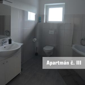 Koupelna v ubytování Apartmány U koupaliště