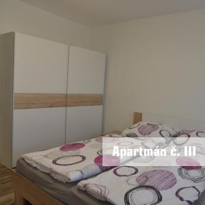 Postel nebo postele na pokoji v ubytování Apartmány U koupaliště