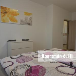 Postel nebo postele na pokoji v ubytování Apartmány U koupaliště