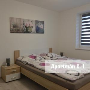 Postel nebo postele na pokoji v ubytování Apartmány U koupaliště