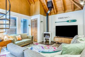 a living room with a tv and a couch at 18 Antelope in Sunriver
