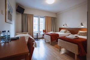 מיטה או מיטות בחדר ב-Hotelli Helmi