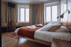 图尔库Hotelli Helmi的酒店房间里有一张床，床上有两条毛巾