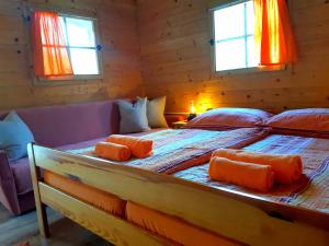 Postel nebo postele na pokoji v ubytování SočaLand Glamping