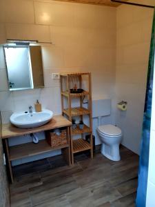 La salle de bains est pourvue d'un lavabo et de toilettes. dans l'établissement SočaLand Glamping, à Bovec