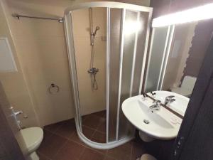 A bathroom at Nevada Aparthotel