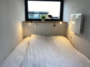 Foto de la galería de Modern houseboat with roof terrace, on Uitgeestermeer en Uitgeest