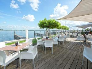 Foto de la galería de Modern houseboat with roof terrace, on Uitgeestermeer en Uitgeest