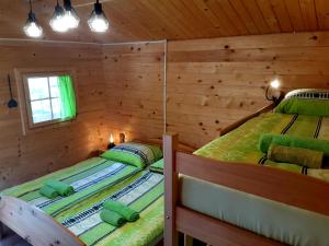 Postel nebo postele na pokoji v ubytování SočaLand Glamping