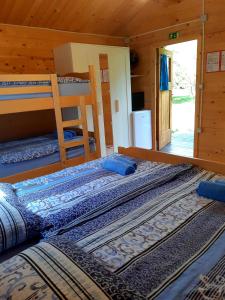 Postel nebo postele na pokoji v ubytování SočaLand Glamping