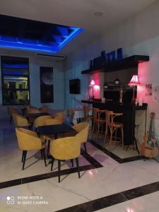 een kamer met een tafel en stoelen en een bar bij İpsala Park Hotel in İpsala