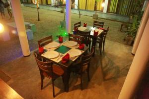 Restaurace v ubytování Jayaa Beach + 37 fotografií