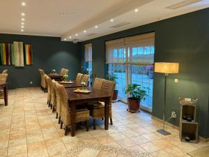 a dining room with a table and chairs at Hotel Zum Alten Schlagbaum in Wegberg