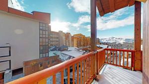 uma varanda com vista para a cidade em Le Sabot de Vénus em Val Thorens