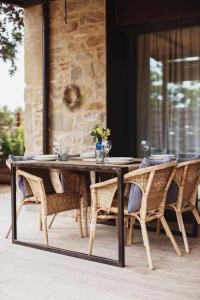 a wooden table with wicker chairs and a tableasteryasteryasteryasteryasteryastery at Casa Diana A in Girona