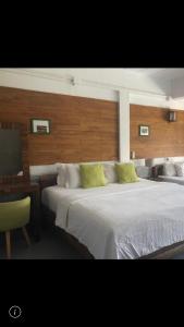 a bedroom with two beds and a table with a chair at Cookies Salad Resort in Salad Beach