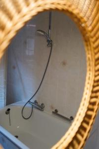 een reflectie van een douche in een badkamerspiegel bij De Mandenvlechter in Dilsen-Stokkem