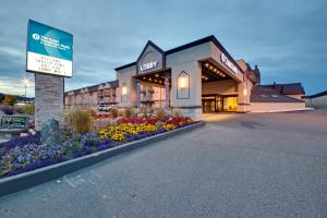 ein Hotel mit Blumen vor einem Gebäude in der Unterkunft Coast Kamloops Hotel & Conference Centre in Kamloops