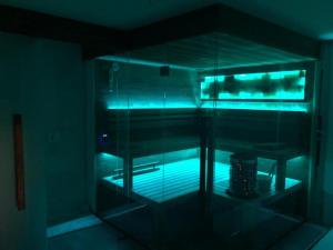 eine leere Dusche mit blauen Lichtern in einem Zimmer in der Unterkunft Novi Lux in Novi Vinodolski