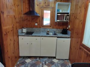 Kuchyňa alebo kuchynka v ubytovaní Bungalow con piscina cerca de la playa de Torre del Mar Ideal familias