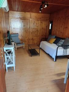 Posteľ alebo postele v izbe v ubytovaní Bungalow con piscina cerca de la playa de Torre del Mar Ideal familias