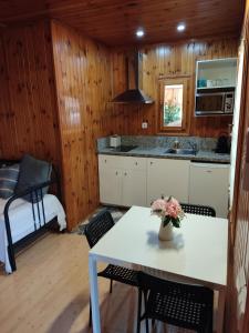 Kuchyňa alebo kuchynka v ubytovaní Bungalow con piscina cerca de la playa de Torre del Mar Ideal familias