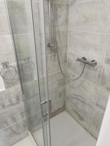 La salle de bains est pourvue d'une douche avec une porte en verre. dans l'établissement Liverpool city 5 bed house sleeps 12, à Liverpool