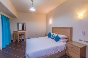 une chambre avec un lit et un bureau dans l'établissement Porto Sokhna Apartment powered By Amer-Group Family Only, à Ain Sokhna 48 autres photos