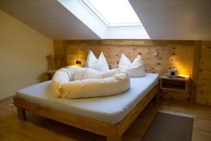 a bed in a room with a skylight at Gästehaus Annabell in Nesselwang