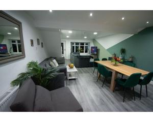 sala de estar con sofá y mesa en Ideal Lodgings in Baxenden, en Accrington