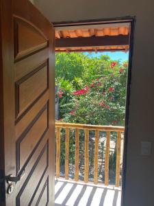 una puerta abierta con vistas a un balcón en Caminho das praias - Boipeba, en Isla de Boipeba