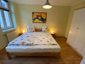 a bedroom with a large bed with flowers on it at Altstadtapartment in Neuhaldensleben