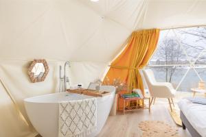 Lake Glamp Mikołajki - Adults Only客房内的一张或多张床位