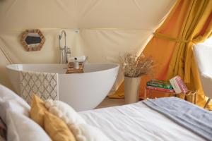 Lake Glamp Mikołajki - Adults Only客房内的一张或多张床位