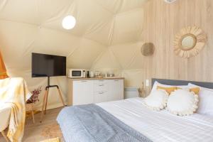 Lake Glamp Mikołajki - Adults Only客房内的一张或多张床位