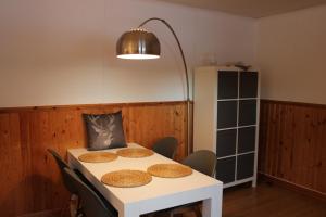 Brograngen的住宿－Swedish Adventure，桌椅和白色桌子,上面有饼干