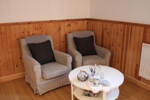 Brograngen的住宿－Swedish Adventure，房间里的两张椅子和一张桌子