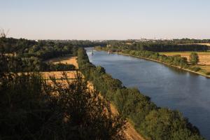 uitzicht op een rivier met bomen aan de zijkant bij Domaine des 3 Villages in Bouchemaine